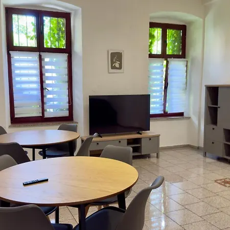 Central Apartments Hof דירה