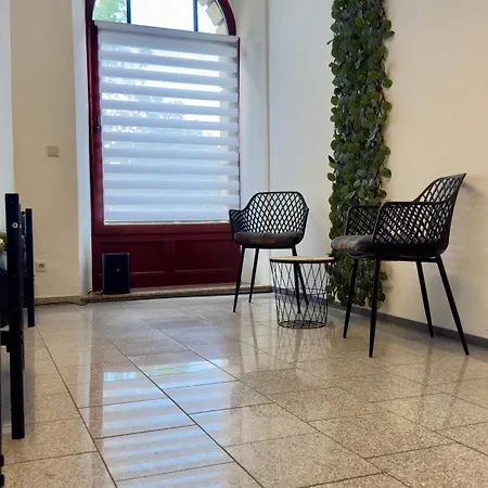 Central Apartments Hof דירה